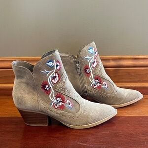 Carlos Santana Beige Vivien Embroidered Suede Ankle Boots, Size 6.5